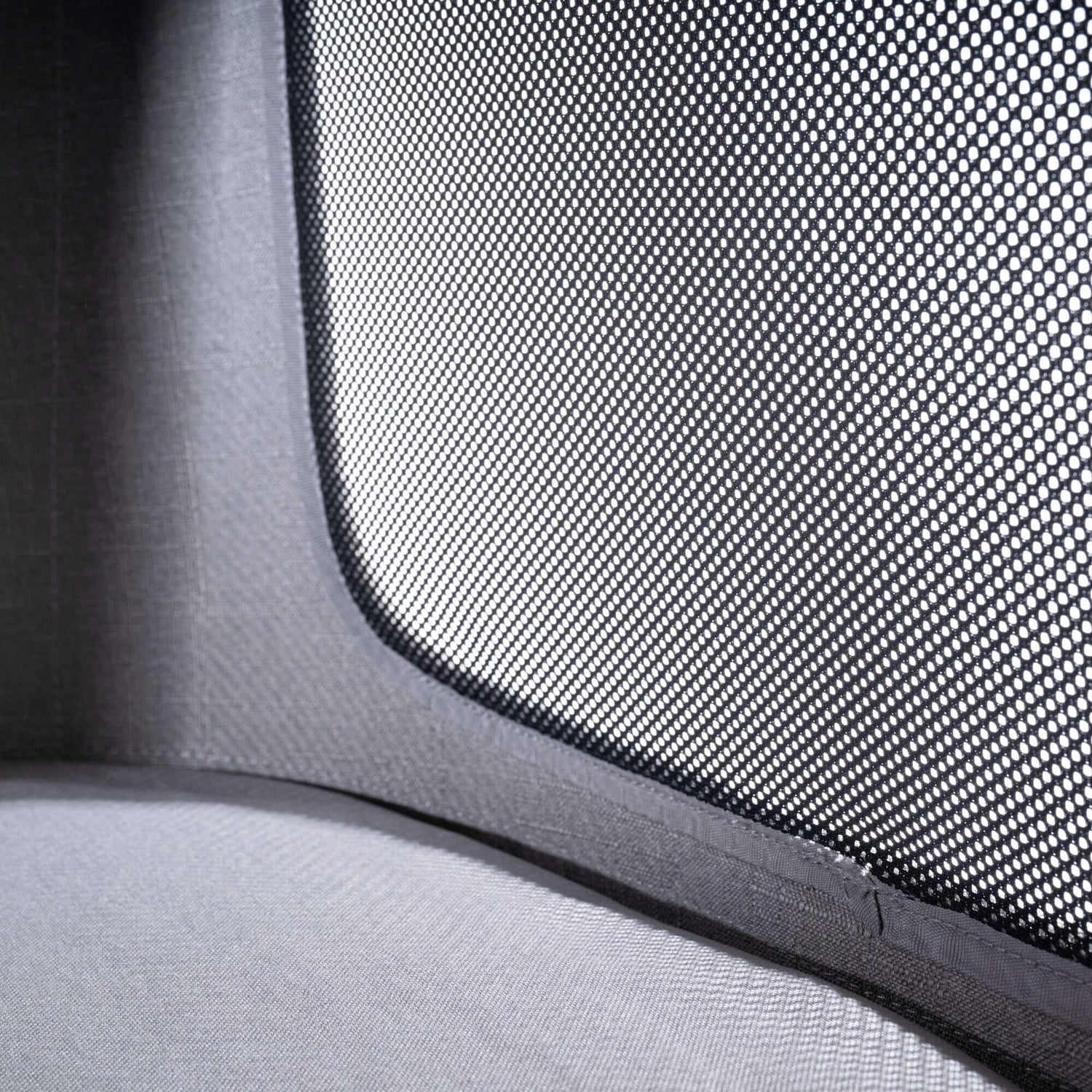 Einblick in das atmungsaktive Mesh-Fenster der TAVO Crispin Transportbox, das für optimale Belüftung sorgt.