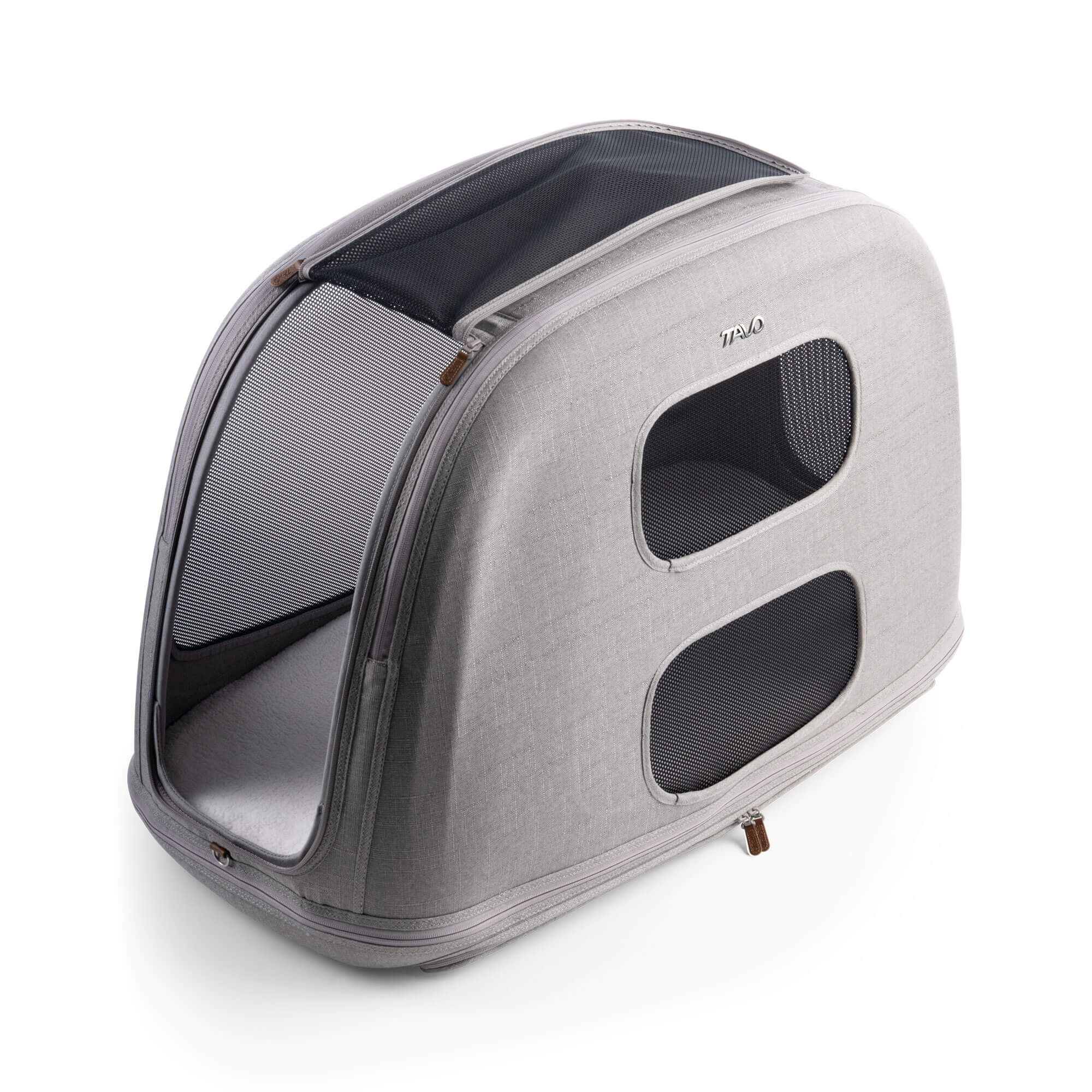Schräge Ansicht der TAVO Crispin Transportbox in Größe Large in Grau mit geöffneter Tür. Erleichtert den Zugang für Deinen Hund und sorgt gleichzeitig für eine komfortable und sichere Umgebung.