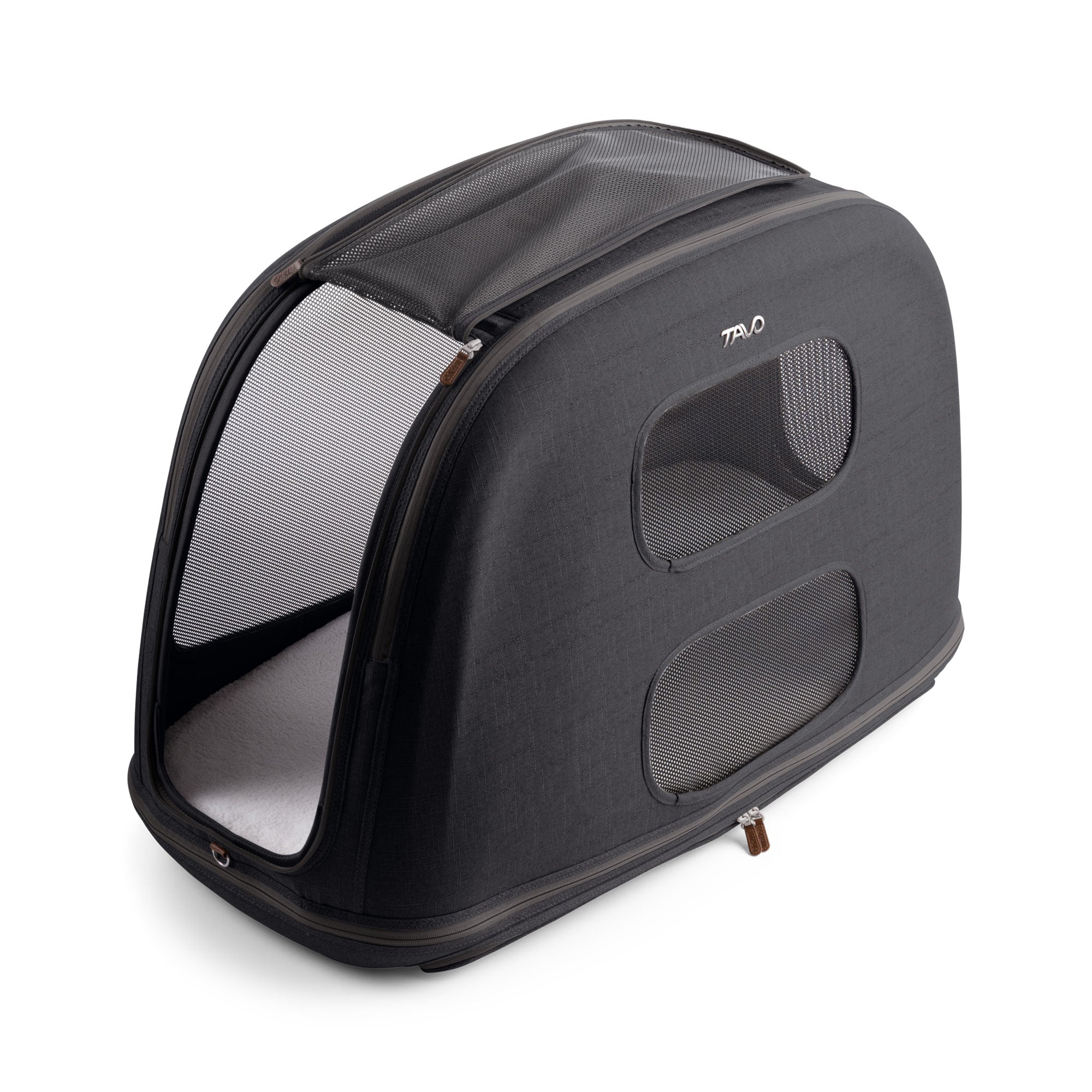 Schräge Ansicht der TAVO Crispin Transportbox in Größe Large in Schwarz mit geöffneter Tür. Erleichtert den Zugang für Deinen Hund und sorgt gleichzeitig für eine komfortable und sichere Umgebung.