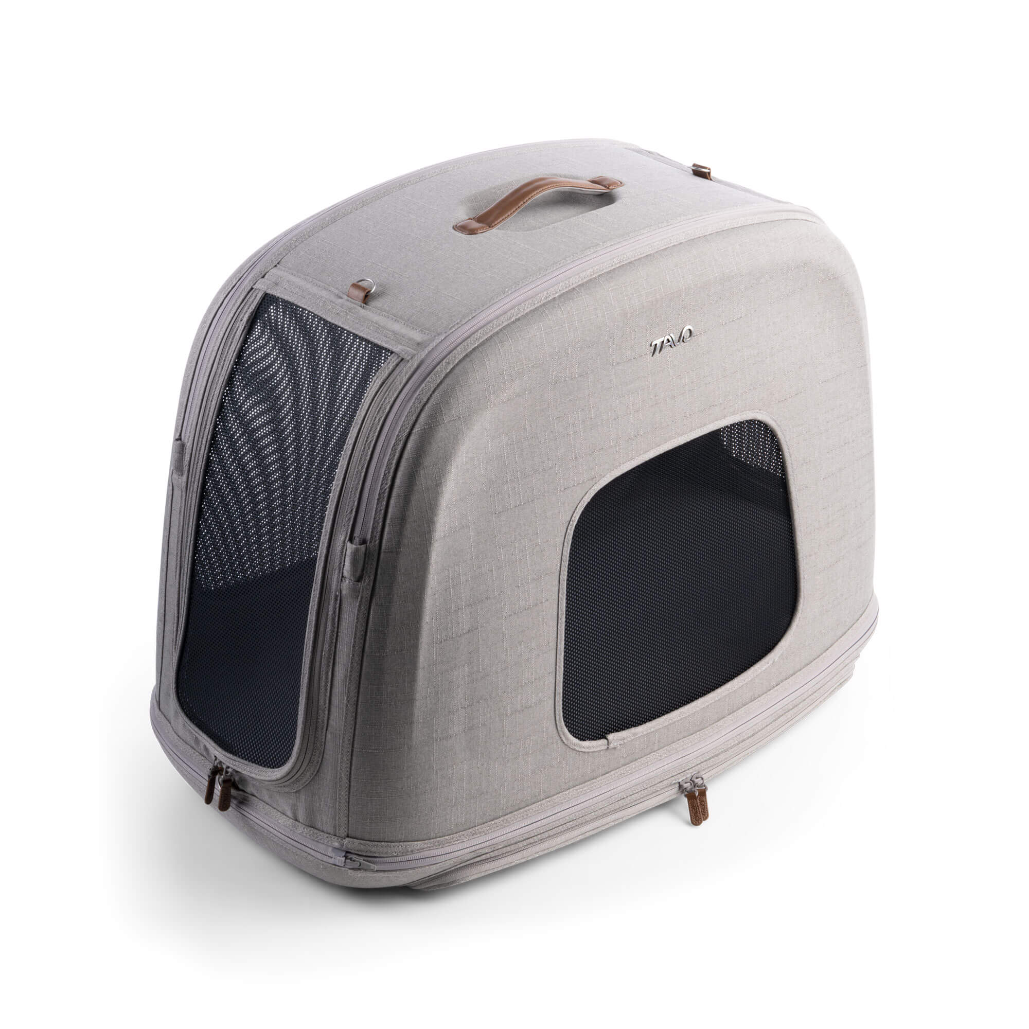 Schräge Ansicht der TAVO Crispin Transportbox in Größe Medium in Grau mit geschlossener Tür. Bietet sicheren Schutz und Komfort für Deinen Hund, ideal für die Reise.