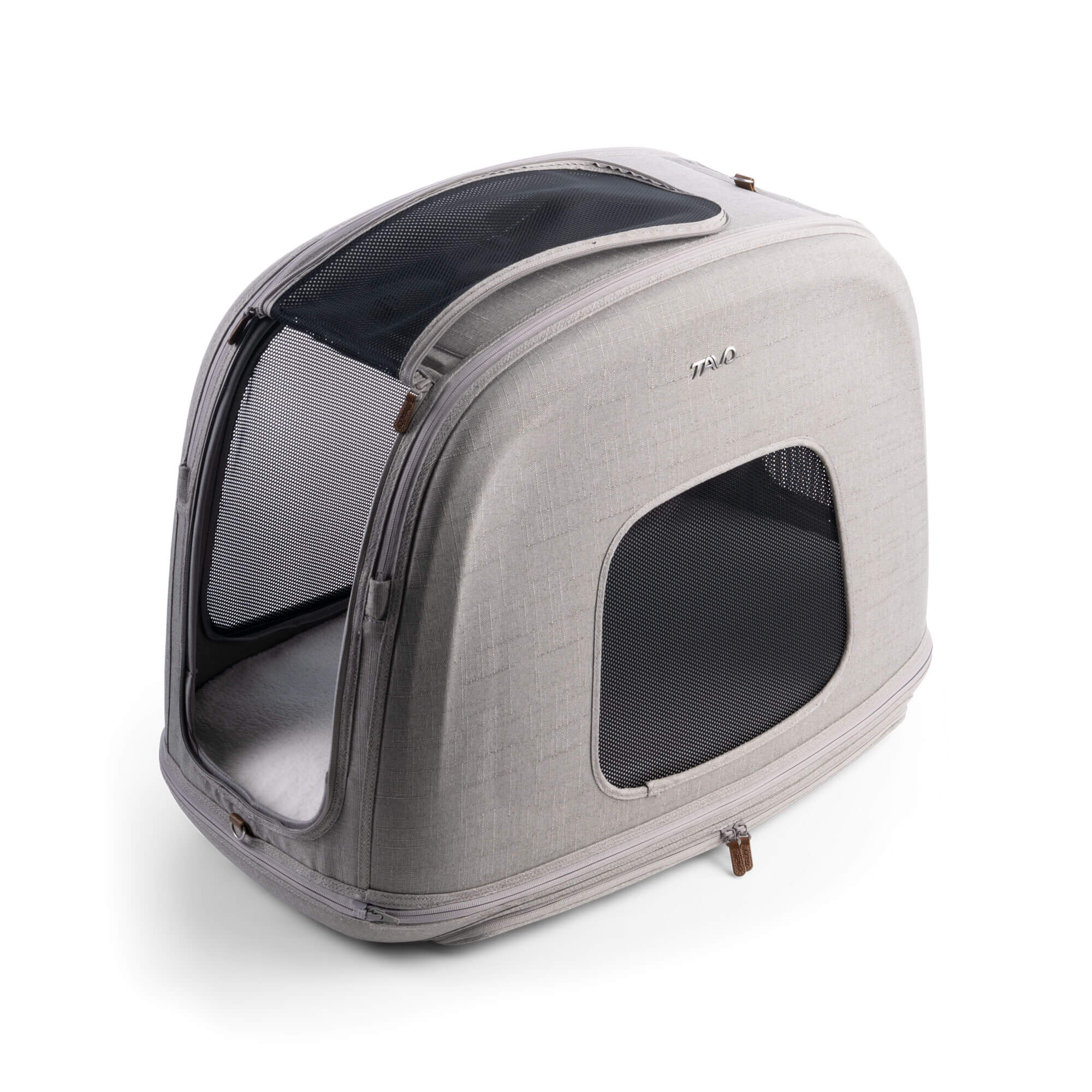 Schräge Ansicht der TAVO Crispin Transportbox in Größe Medium in Grau mit geöffneter Tür. Erleichtert den Zugang für Deinen Hund und sorgt gleichzeitig für eine komfortable und sichere Umgebung.
