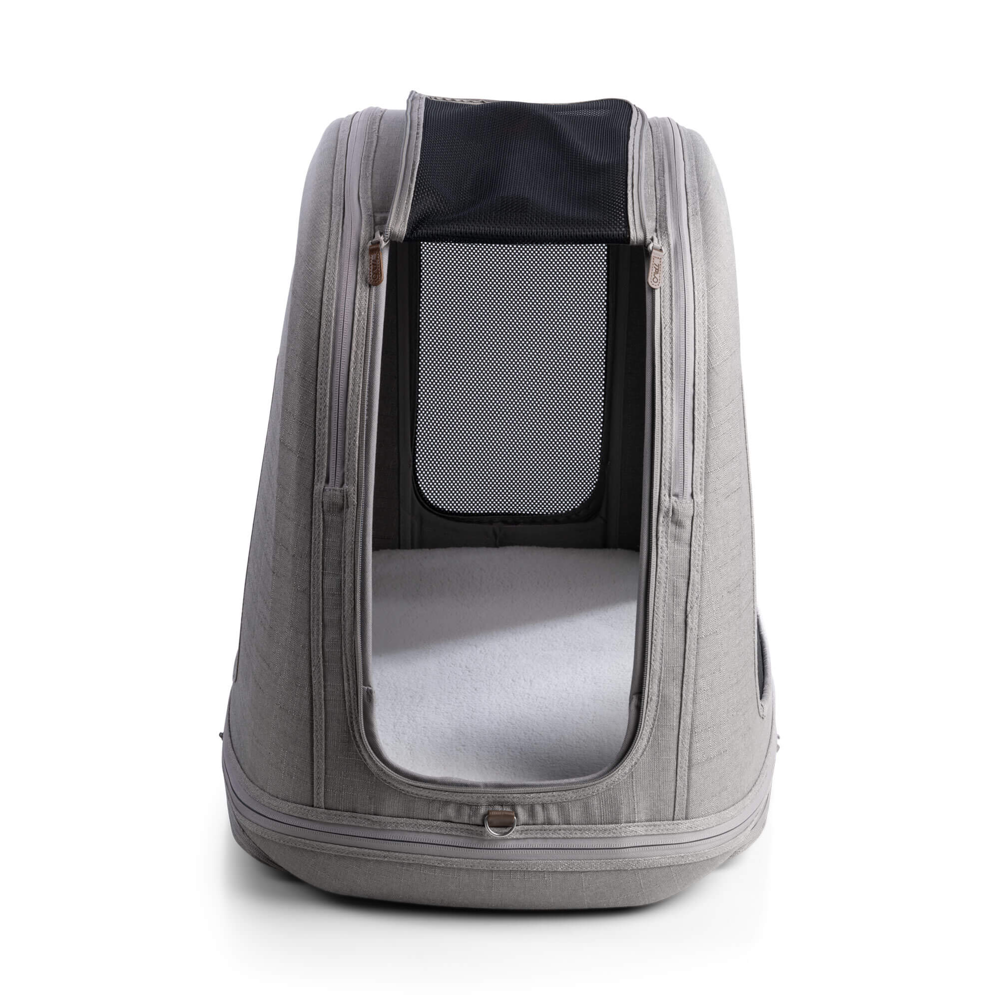 Die TAVO Crispin Transportbox in der Größe Medium, in Grau, mit geöffneter Mesh-Tür. Zeigt den komfortablen Innenraum und die atmungsaktive Konstruktion für optimalen Komfort Deines Hundes.