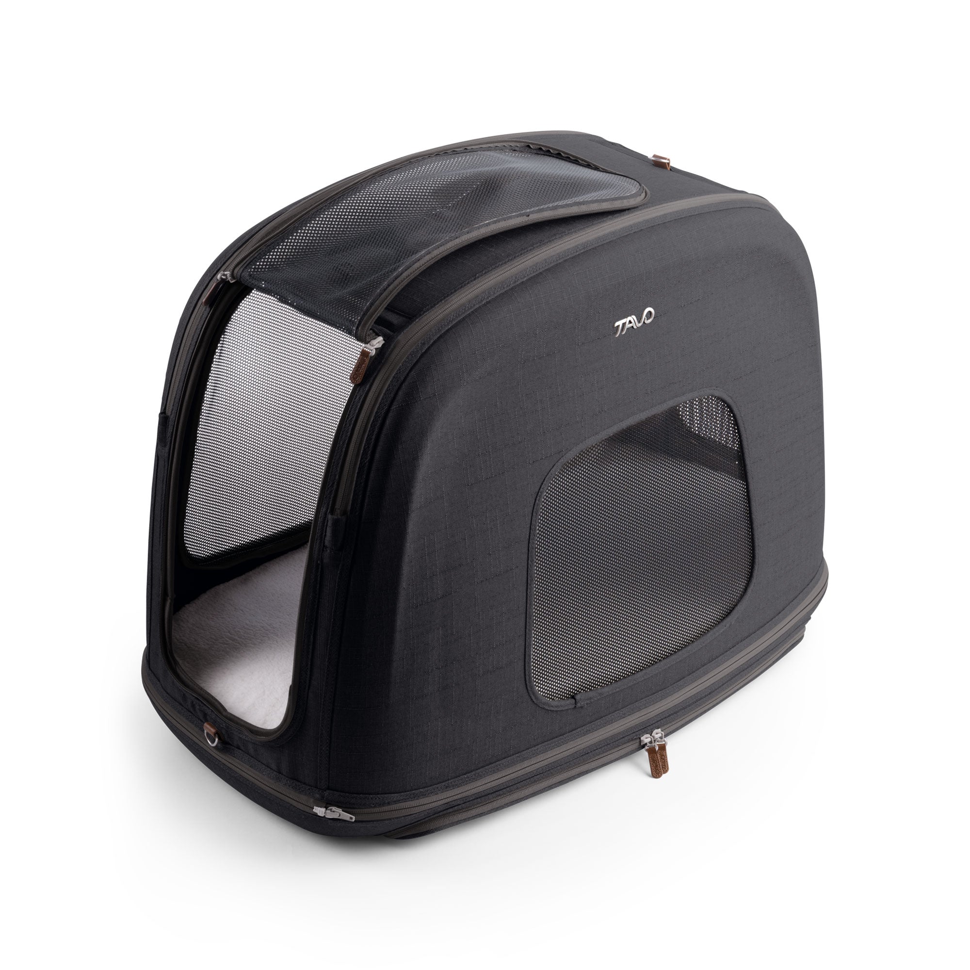 Schräge Ansicht der TAVO Crispin Transportbox in Größe Medium in Schwarz mit geöffneter Tür. Erleichtert den Zugang für Deinen Hund und sorgt gleichzeitig für eine komfortable und sichere Umgebung.