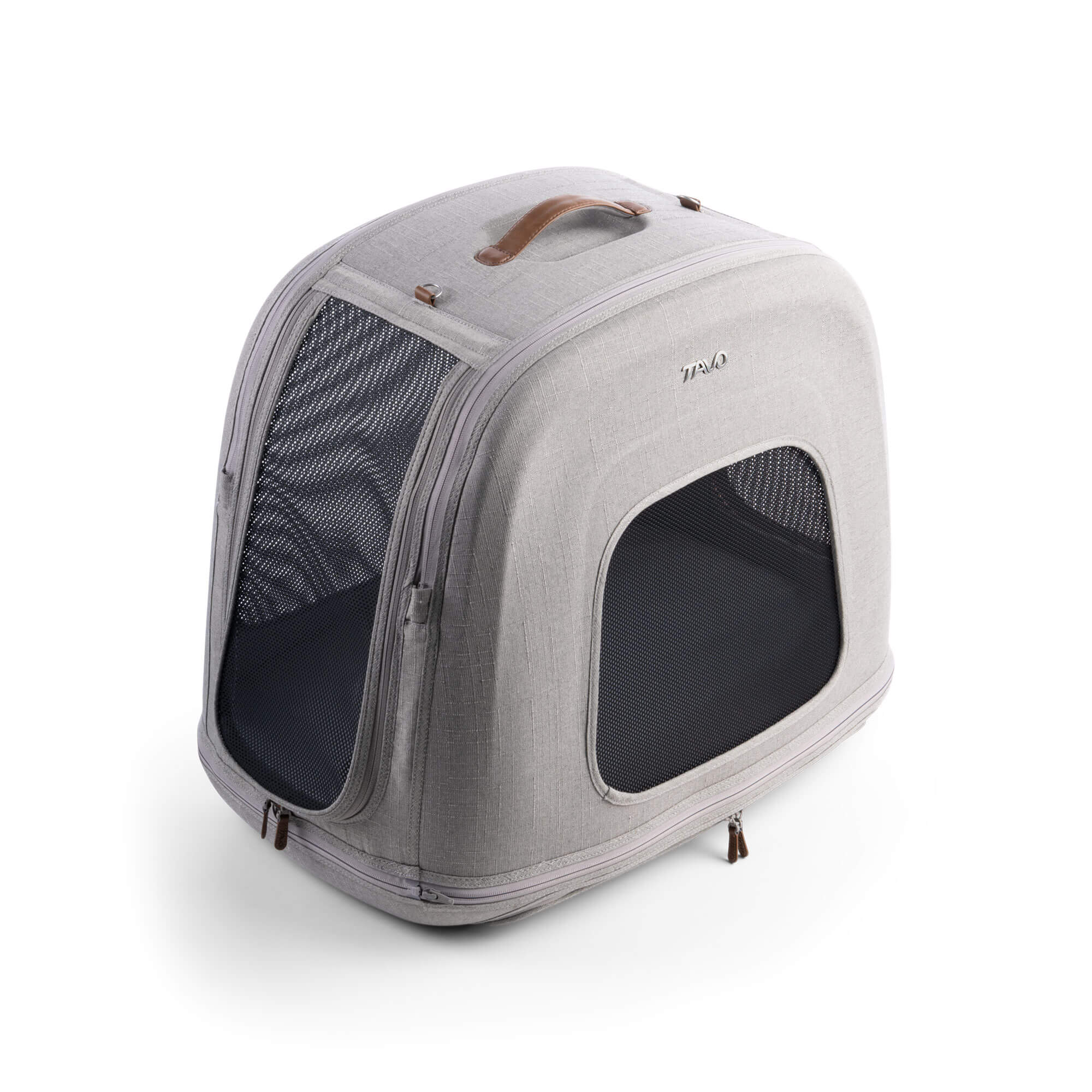 Schräge Ansicht der TAVO Crispin Transportbox in Größe Small in Grau mit geschlossener Tür. Bietet sicheren Schutz und Komfort für Deinen Hund, ideal für die Reise.