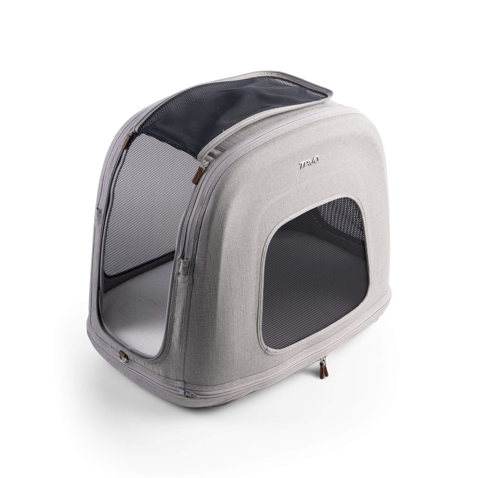 Schräge Ansicht der TAVO Crispin Transportbox in Größe Small in Grau mit geöffneter Tür. Erleichtert den Zugang für Deinen Hund und sorgt gleichzeitig für eine komfortable und sichere Umgebung.