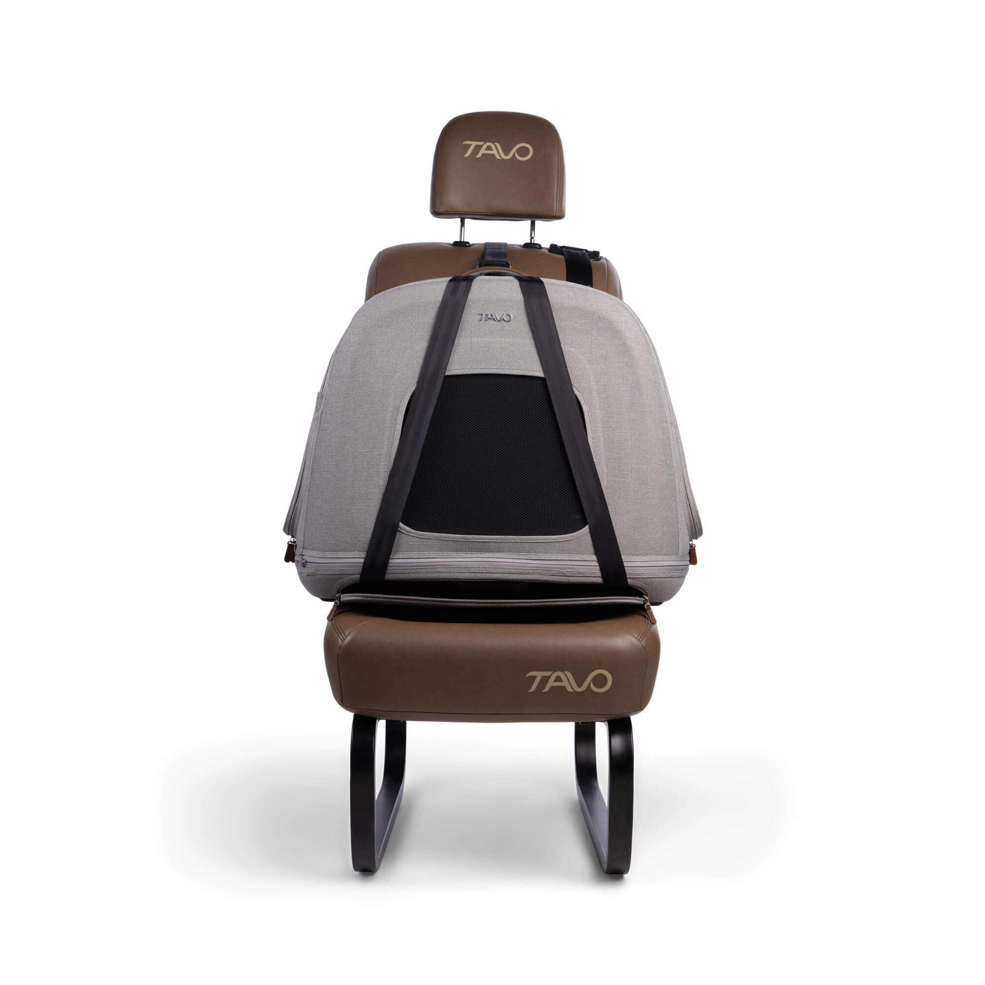 Draufsicht der TAVO Crispin Transportbox in Größe Small, sicher auf einem Autositz befestigt. Ideal für kleine Hunde, mit perfekter Passform und stabiler Verankerung.