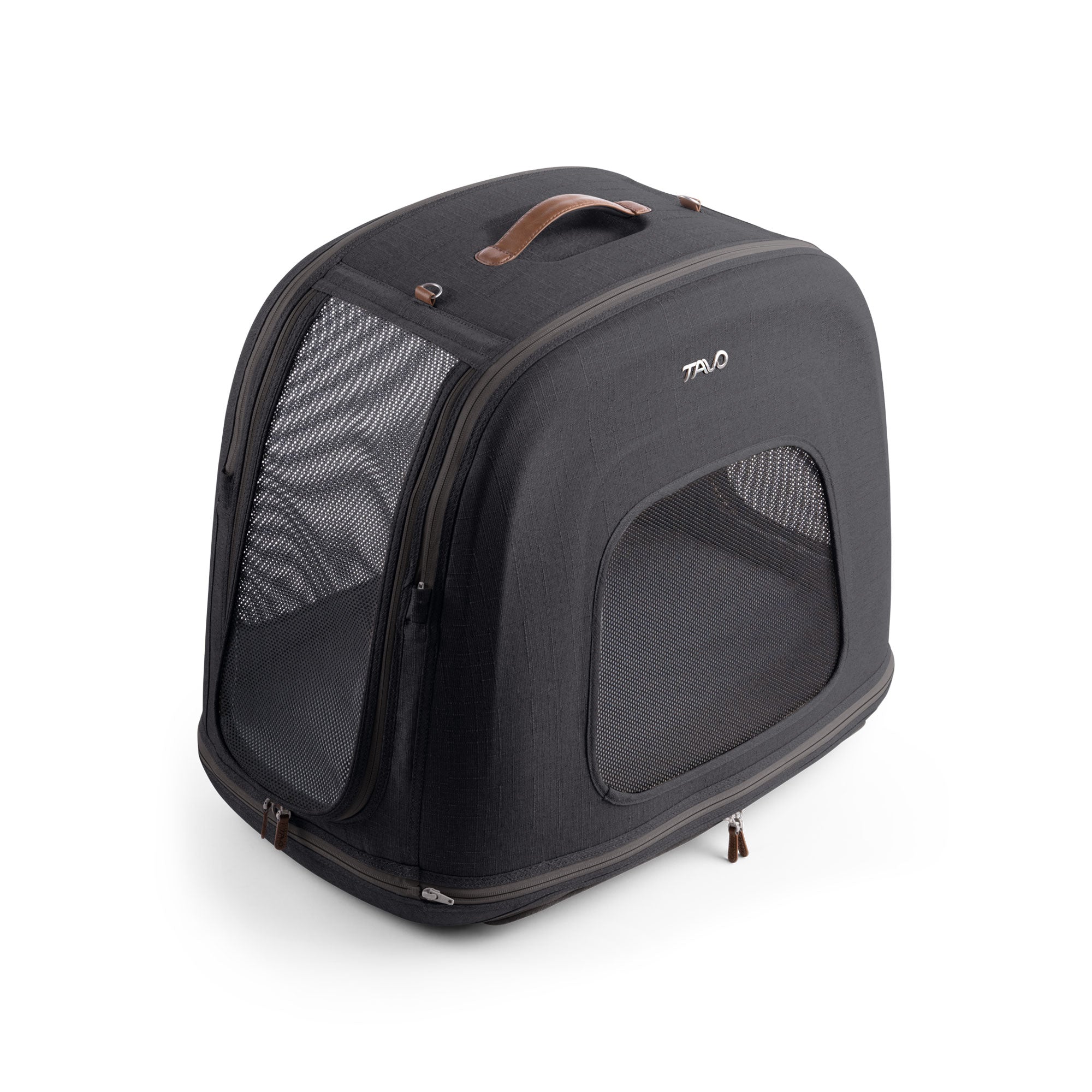 Schräge Ansicht der TAVO Crispin Transportbox in Größe Small in Schwarz mit geschlossener Tür. Bietet sicheren Schutz und Komfort für Deinen Hund, ideal für die Reise.