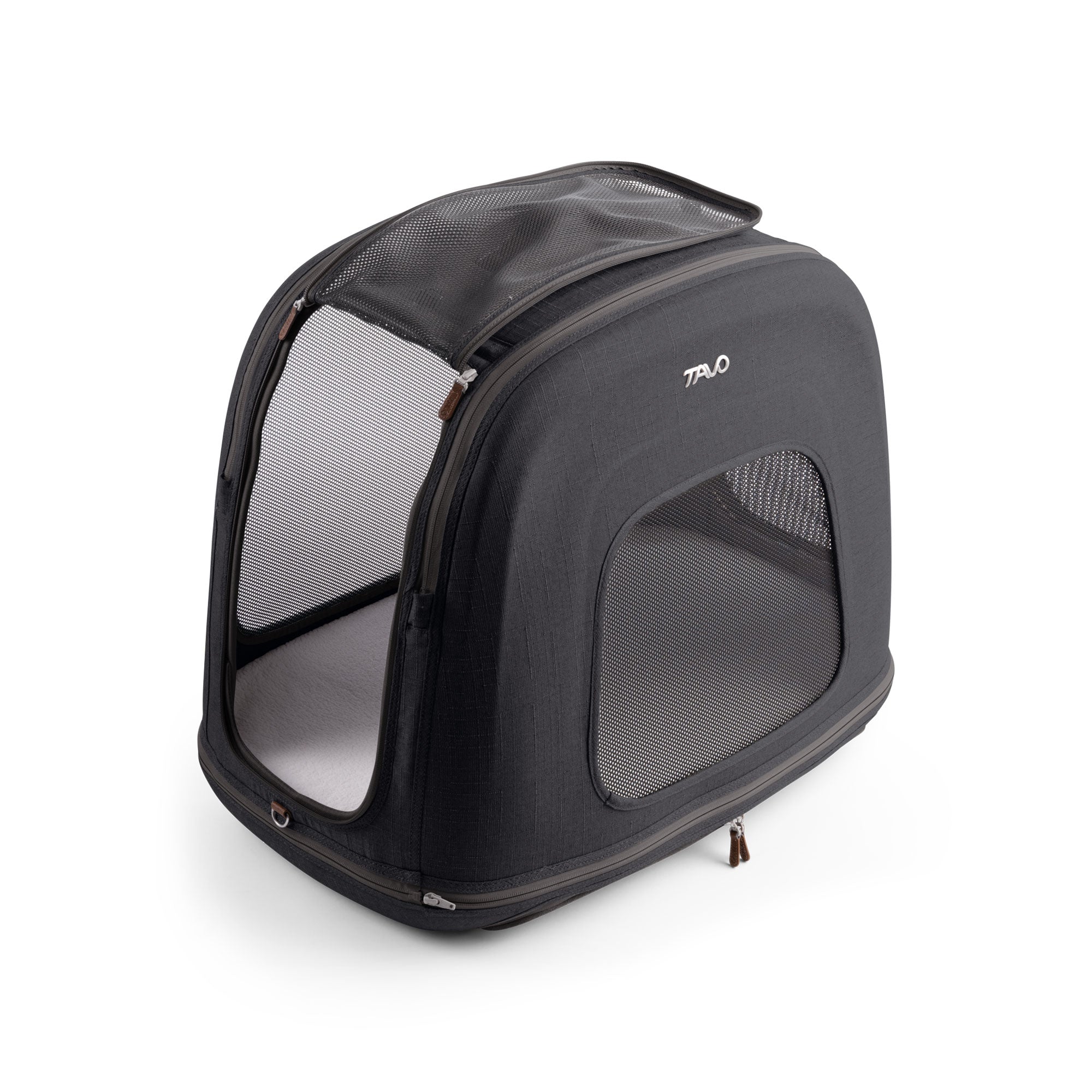 Schräge Ansicht der TAVO Crispin Transportbox in Größe Small in Schwarz mit geschlossener Tür. Bietet sicheren Schutz und Komfort für Deinen Hund, ideal für die Reise.