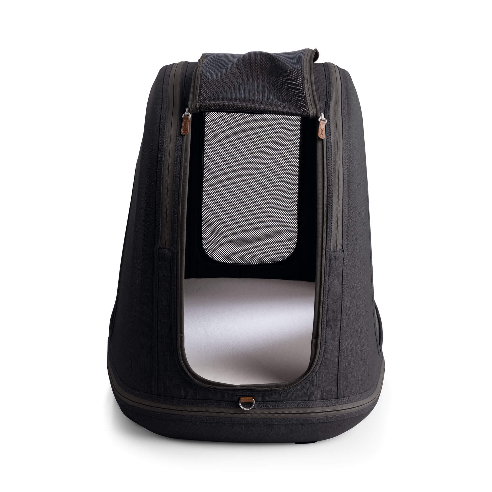 Die TAVO Crispin Transportbox in der Größe Medium, in Schwarz, mit geöffneter Mesh-Tür. Zeigt den komfortablen Innenraum und die atmungsaktive Konstruktion für optimalen Komfort Deines Hundes.