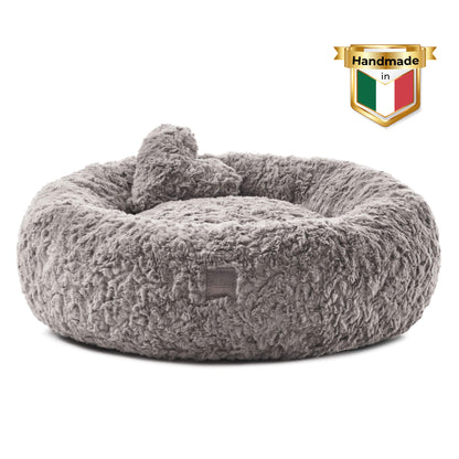 Cloud Teddy Hundebett in Grau – kuscheliges, rundes Hundebett aus weichem Teddybär-Stoff, nachhaltig und mit einem süßen Plüschtierherz.