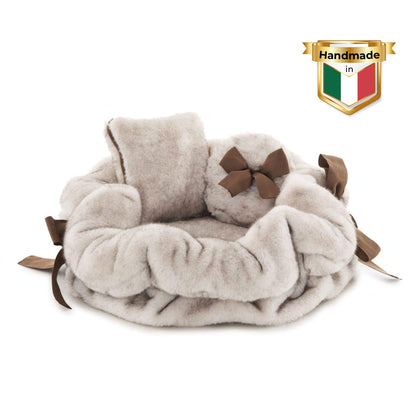 Dream Fell Hundebett in Beige – gemütliches, rundes Hundebett aus weichem, flauschigem Stoff mit zwei bequemen Kissen, perfekt für Geborgenheit und Entspannung.