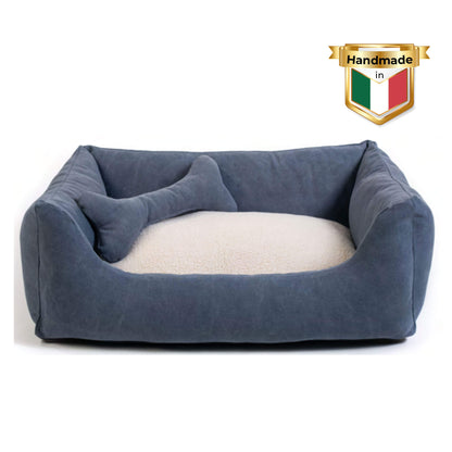 Relax Denim Hundebett in Blau – modernes Hundebett aus 100% Baumwolle in Denim-Optik, mit weicher Polsterung, rutschfester Basis und Plüschtierknochen.