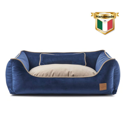 Relay Retro Hundebett in Blau – elegantes Hundebett aus weichem Velours, mit extra Schaumstoffpolsterung und rutschfester Kunstlederbasis für Komfort und Stabilität.