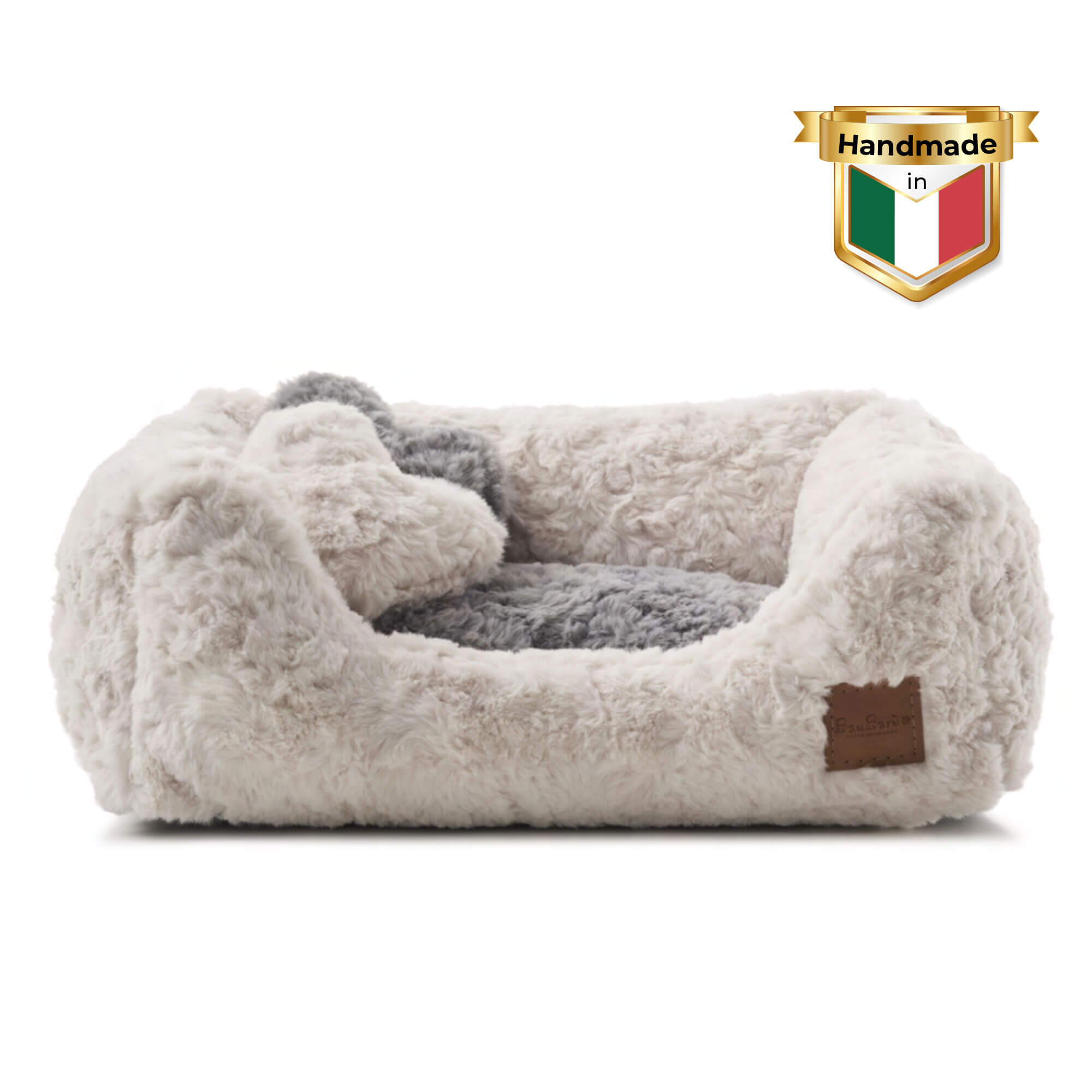 Relax Hundebett in Beige – luxuriöses Hundebett aus umweltfreundlichem Bärenfell-Stoff, mit rutschfester Basis und zwei Plüschtierherzen für Trost und Freude.